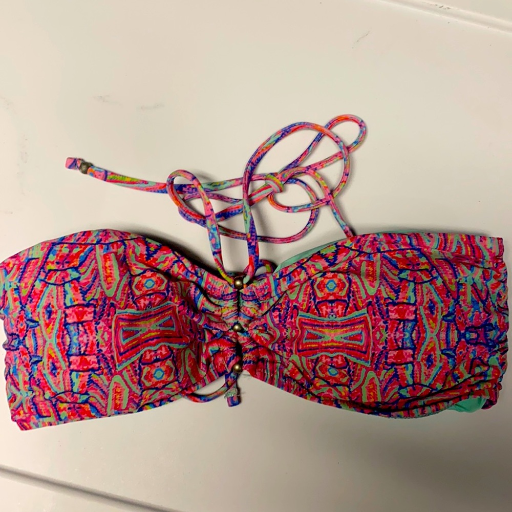 Like new ties at top or can be worn strapless